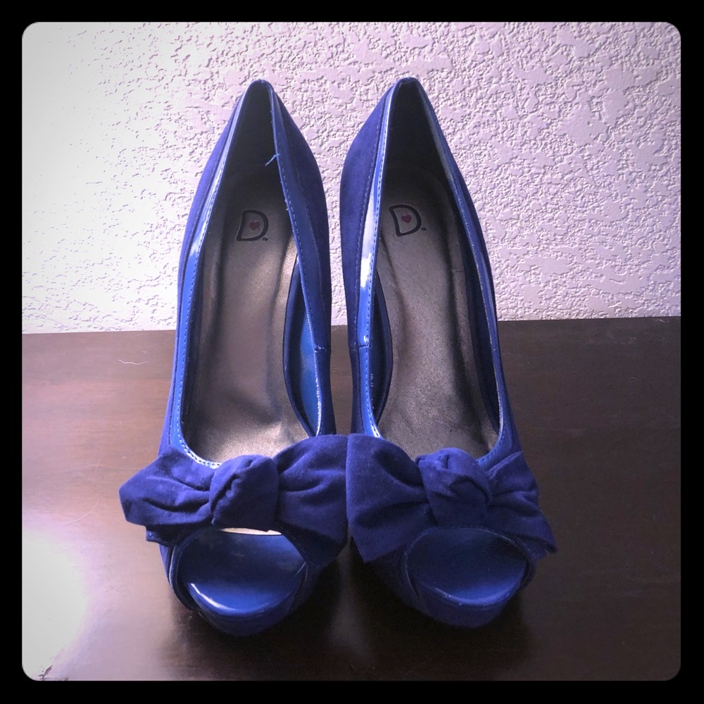 Blue peep toe pumps with adorable suede bow